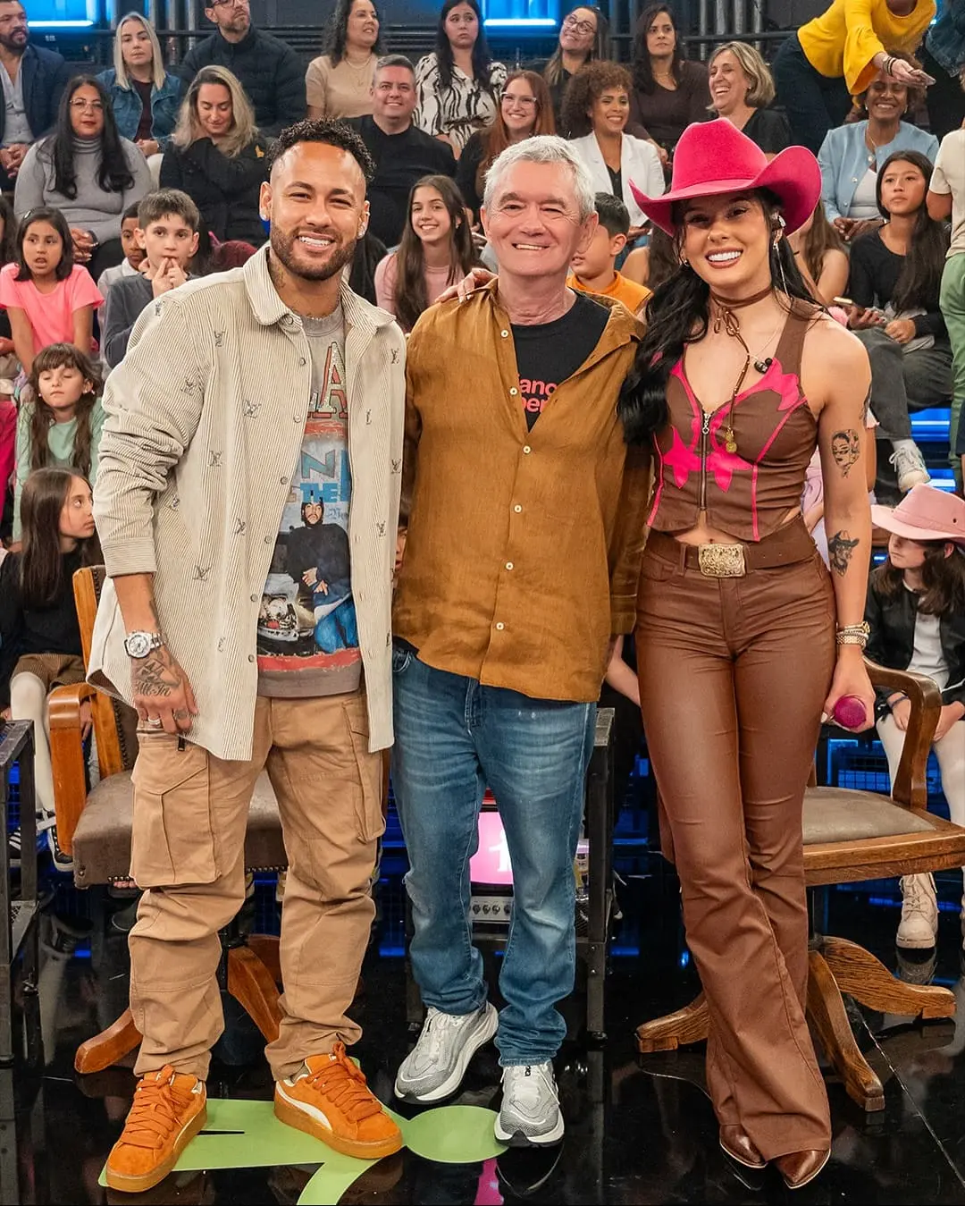 Neymar Jr., Serginho Groisman e Ana Castela posando para foto.