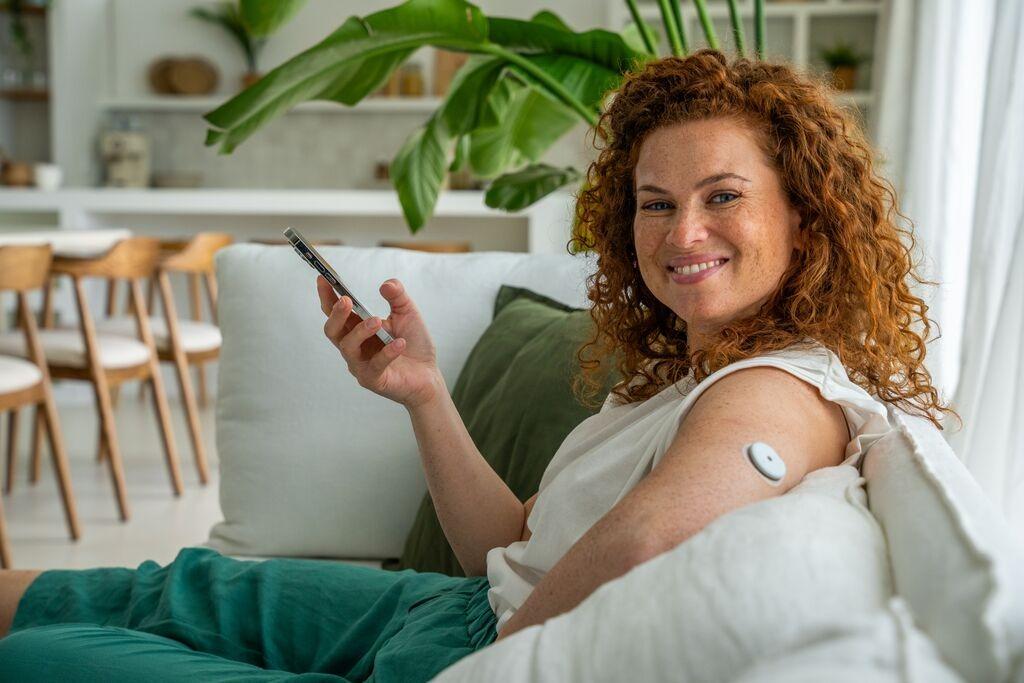 Imagem de uma mulher diabética com sensor para matéria sobre novo sensor de glicemia usa inteligência artificial para prever quedas de açúcar.