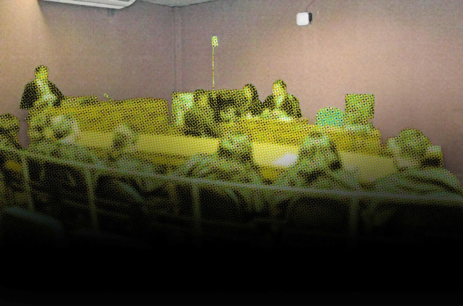 A imagem, modificada por edição, mostra um Tribunal do Júri que ocorreu na Justiça do Ceará.