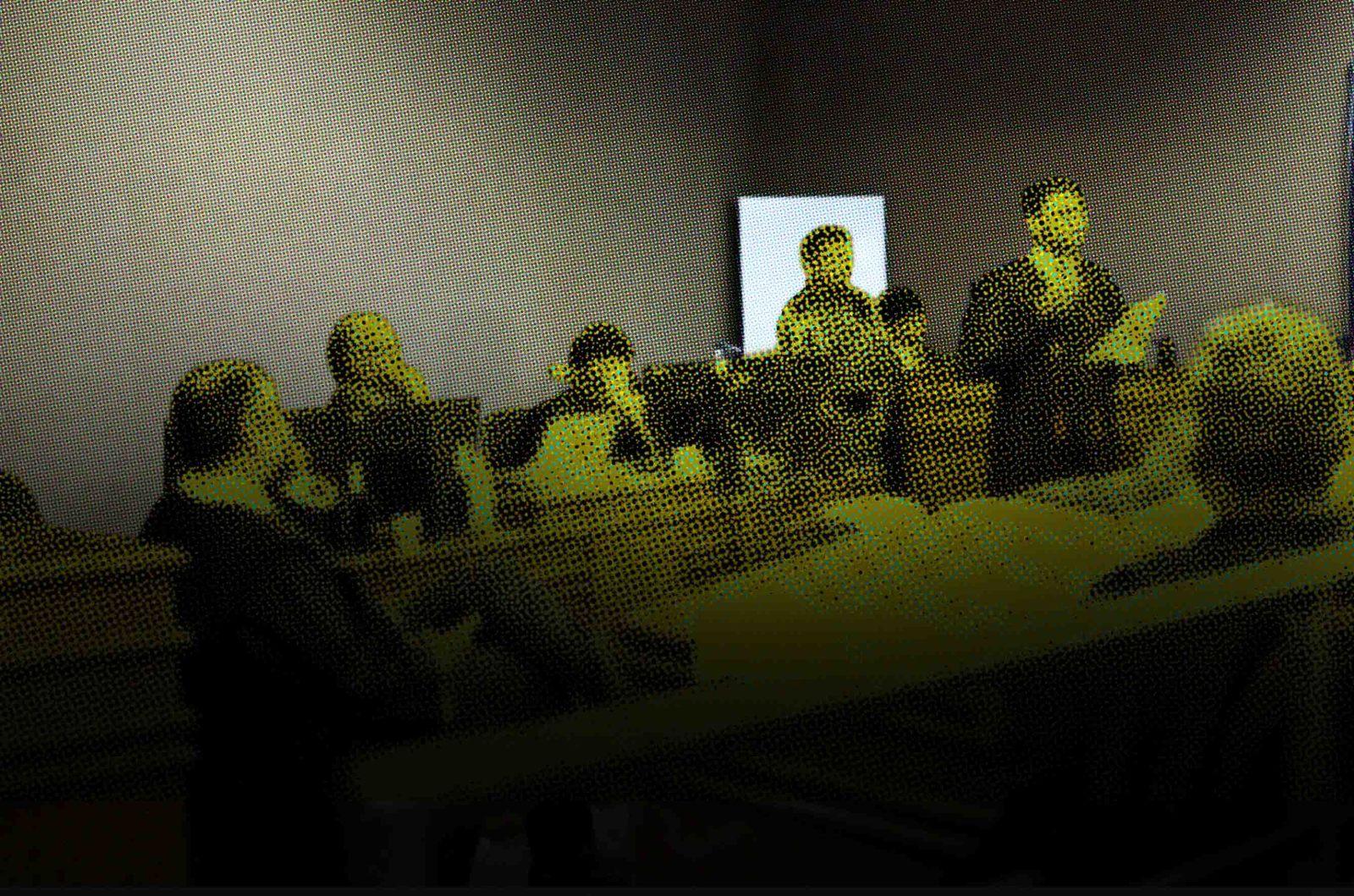 A imagem, editada, mostra a configuração de um júri popular, ocorrido em Fortaleza. Estão presentes, na imagem, as figuras do juiz, promotor de justiça e advogado de defesa.