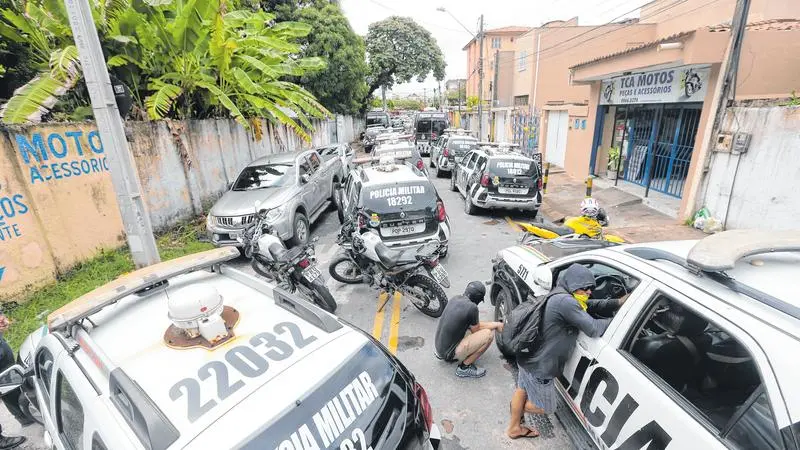 motim policia agente militar movimento pneus furados.