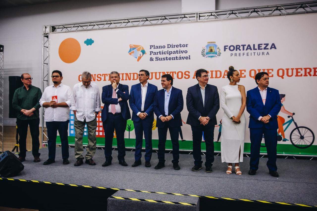 foto de autoridades na conferência da cidade, em fortaleza.