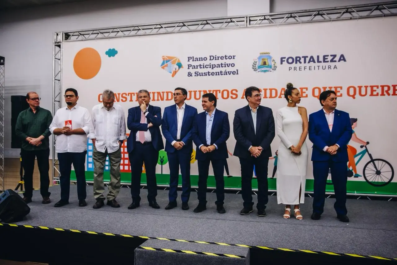 foto de autoridades na conferência da cidade, em fortaleza.