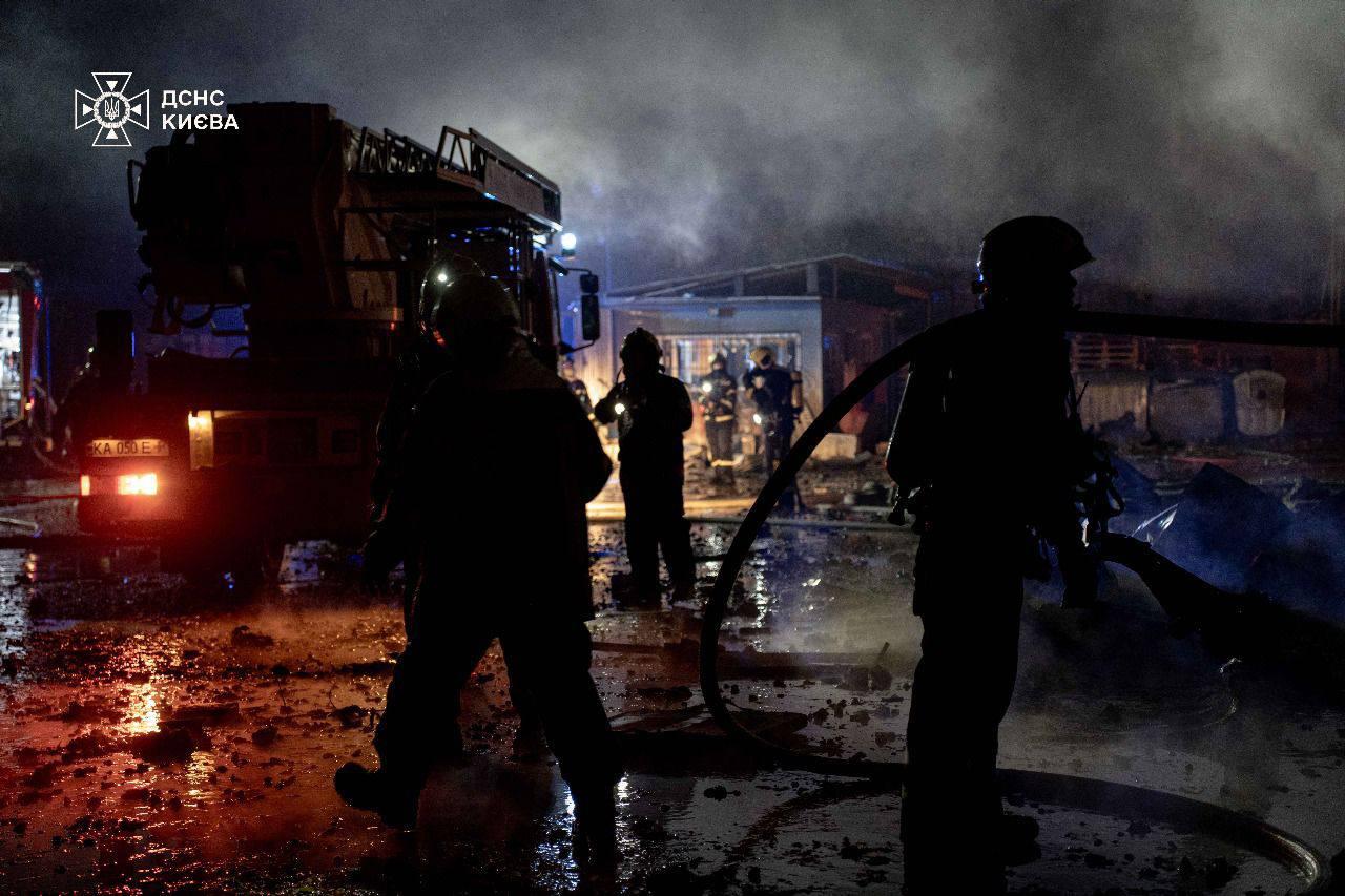 Foto de bombeiros atuando em incêndios na cidade de Kiev, na Ucrânia, após ataque aéreo russo.