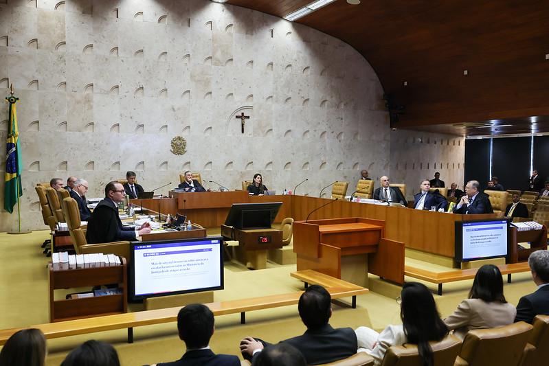 Foto dos ministros da Primeira Turma do STF reunidos no plenário do colegiado, uma sala ampla do Tribunal.