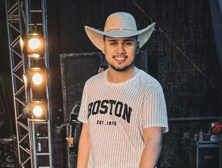 Imagem de Josué sorrindo.