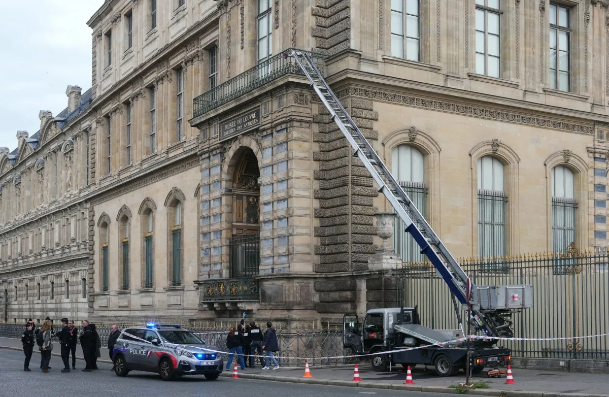 Policiais franceses ao lado de um elevador de móveis usado por ladrões para entrar no Museu do Louvre, no Quai François Mitterrand, em Paris, em 19 de outubro de 2025.
