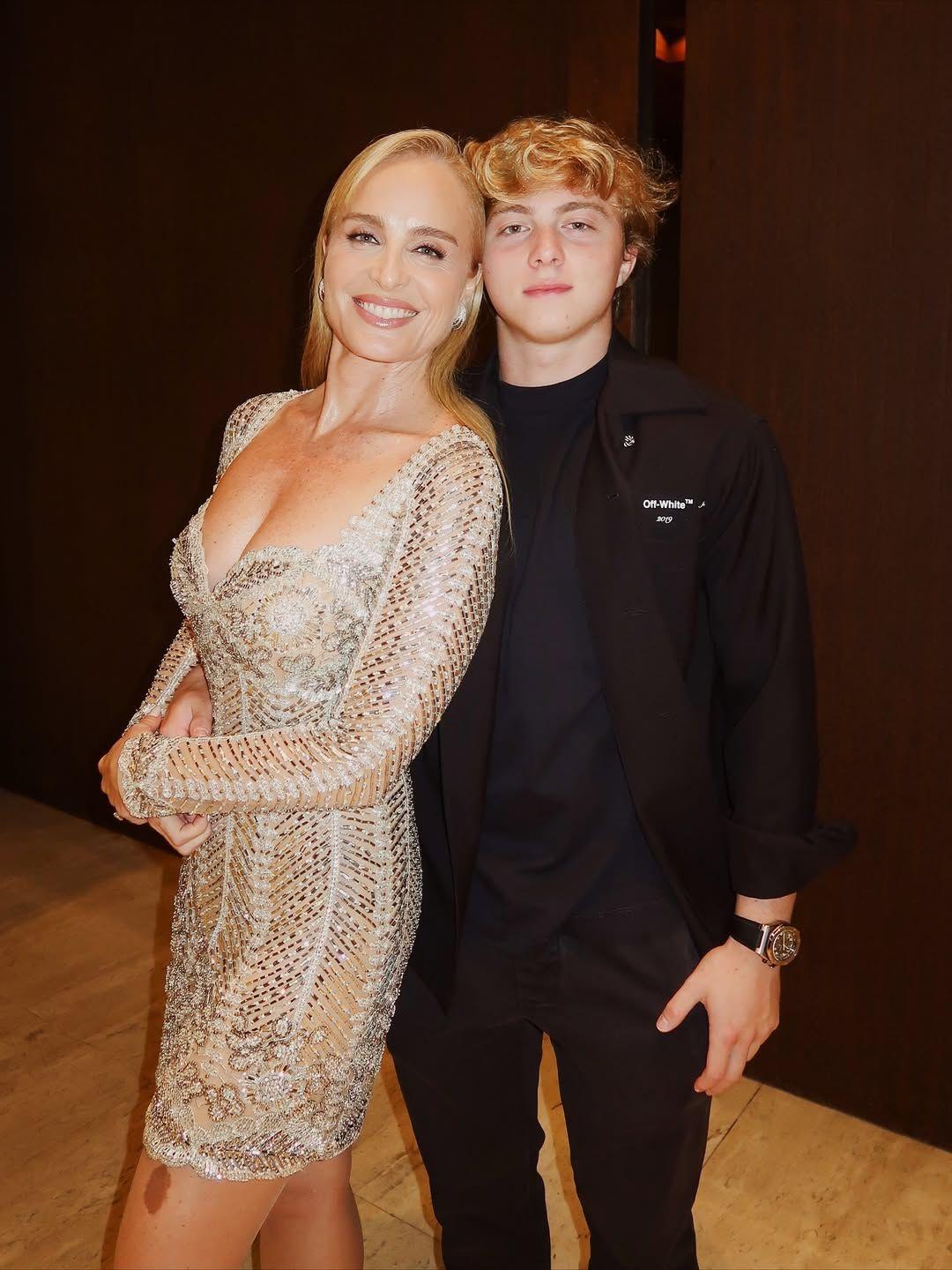 Foto de Angélica ao lado do Filho.