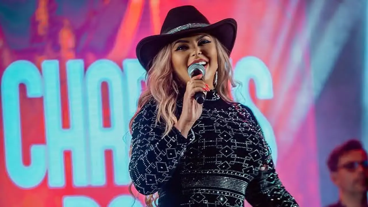 Cantora Vanessa Rios em foto em show