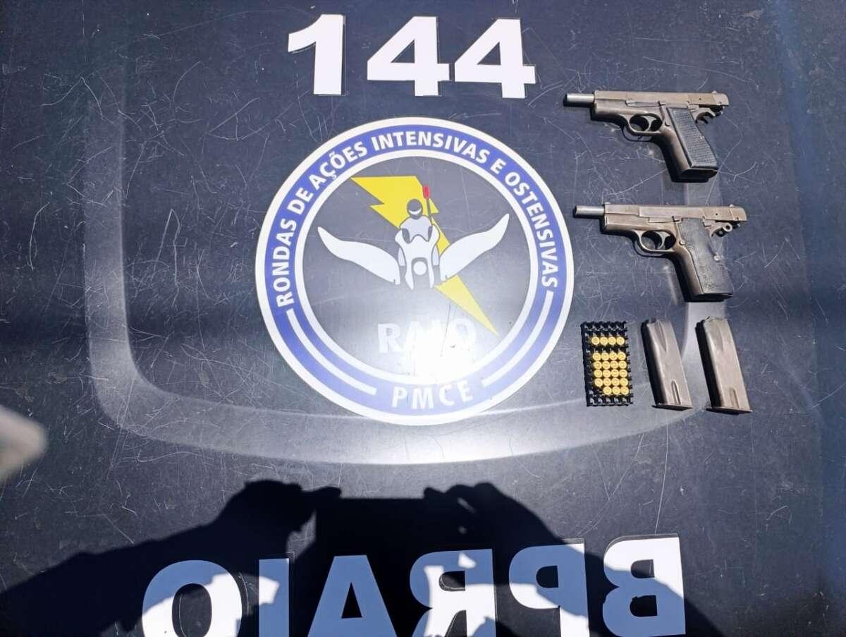 A foto mostra duas armas de fogo e munições apreendidas com dois suspeitos que morreram em uma intervenção policial do CPRaio, da Polícia Militar do Ceará.