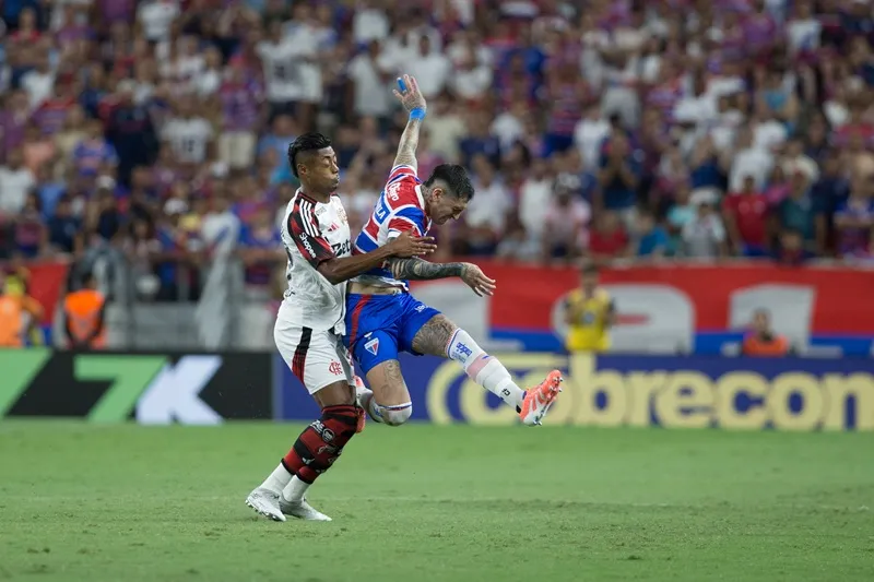 Gastón, zagueiro do Fortaleza, em lance de jogo com Bruno Henrique, do Flamengo.
