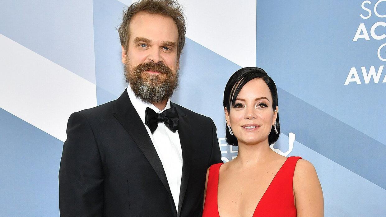 Cantora Lily Allen e o ator David Harbour