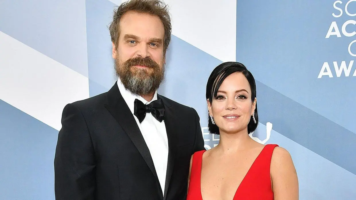 Cantora Lily Allen e o ator David Harbour