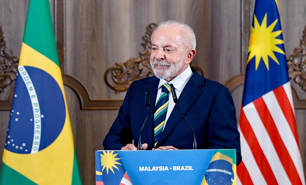 Imagem mostra presidente da República, Luiz Inácio Lula da Silva, durante Entrevista Coletiva concedida à Imprensa brasileira e internacional em Kuala Lampur, Malásia.