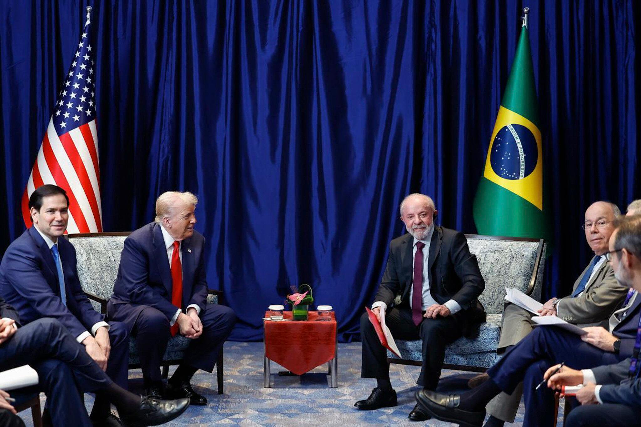 Trump e Lula em reunião na Malásia com equipe técnica.