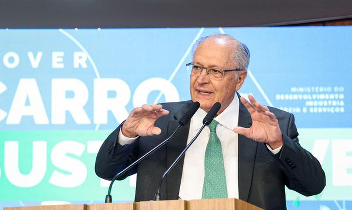 Vice-presidente Geraldo Alckmin fala em um púlpito durante um evento.