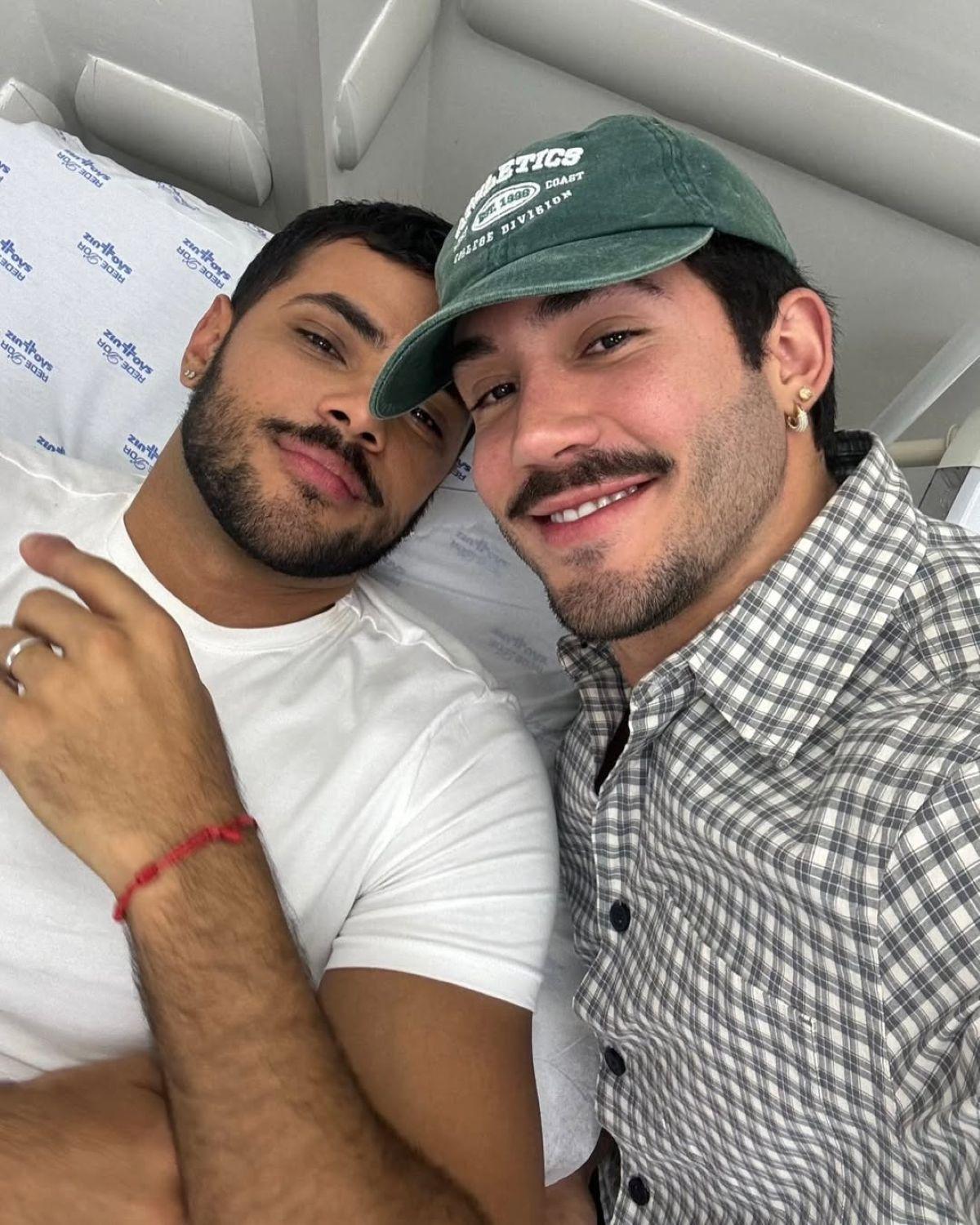 Foto de Vittor Fernando ao lado de Gabriel Fuentes em cama de hospital.