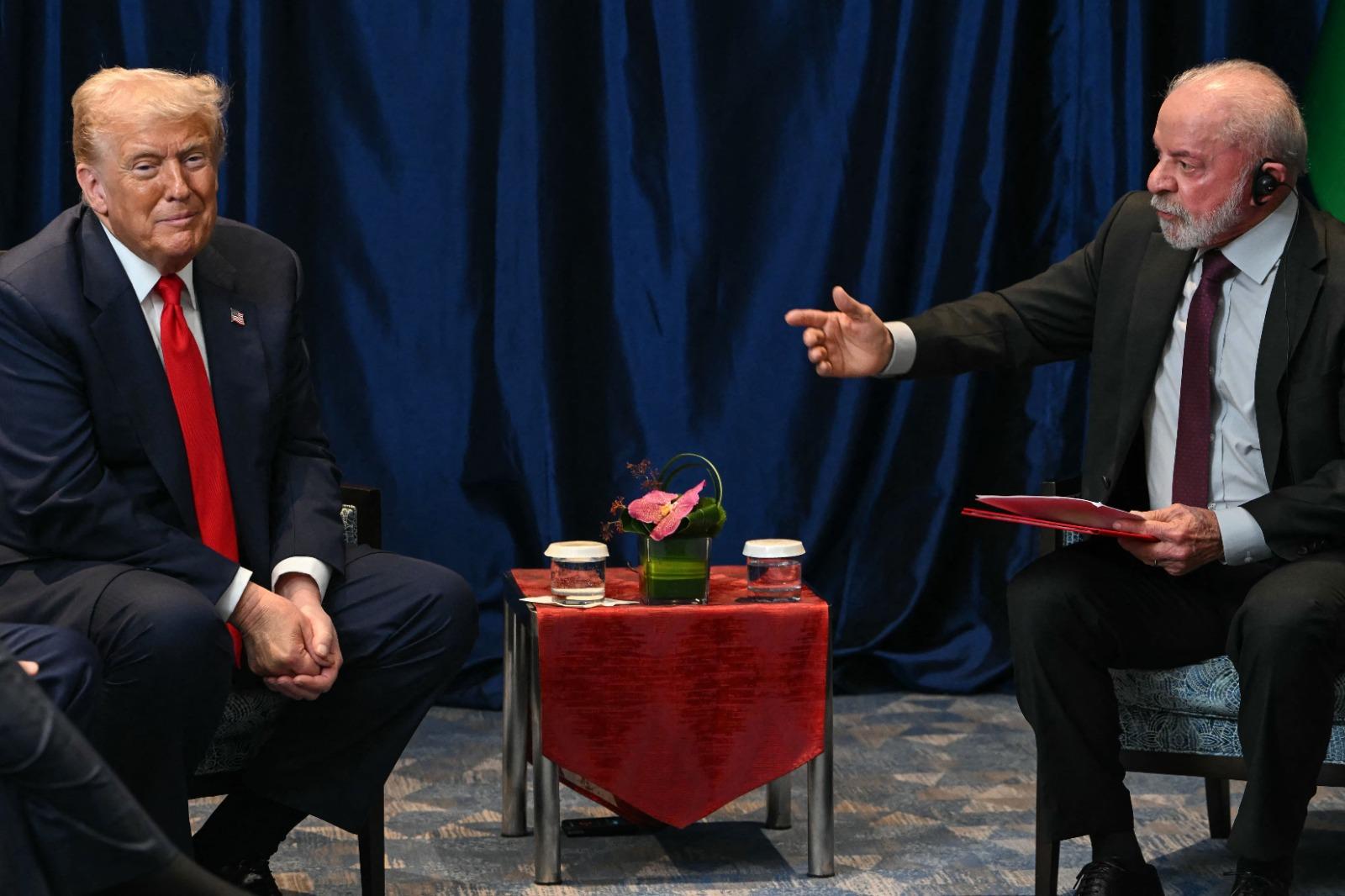 O presidente brasileiro Luiz Inácio Lula da Silva (D) conversa com o presidente dos EUA, Donald Trump, durante uma reunião bilateral à margem da 47ª Cúpula da Associação das Nações do Sudeste Asiático (ASEAN), em Kuala Lumpur, em 26 de outubro de 2025.