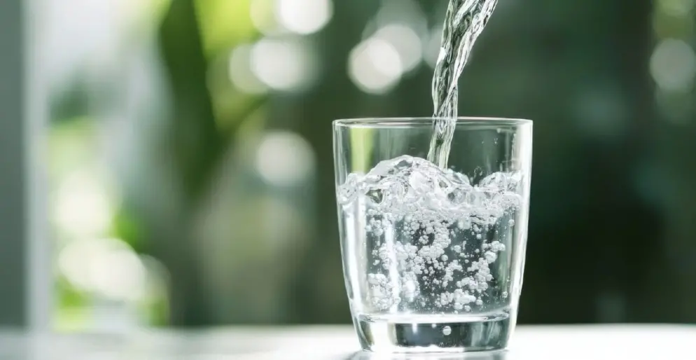 Copo transparente de água.