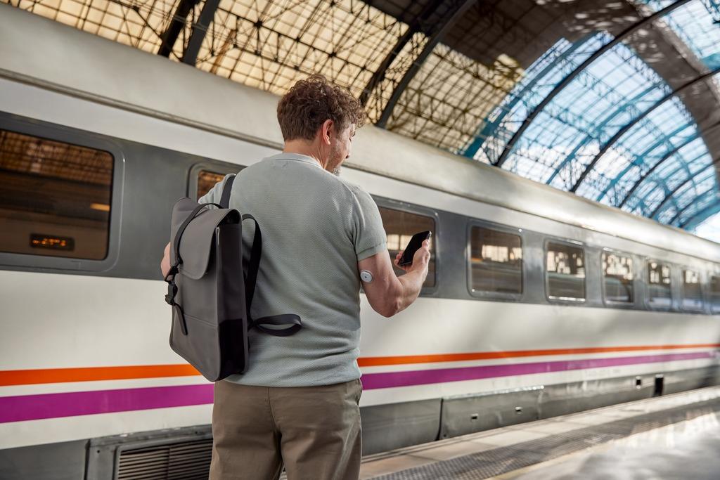 Imagem de uma pessoa olhando os índices de glicemia em um aplicativo para matéria sobre diabetes: como tratar, prevenir e monitorar a doença.