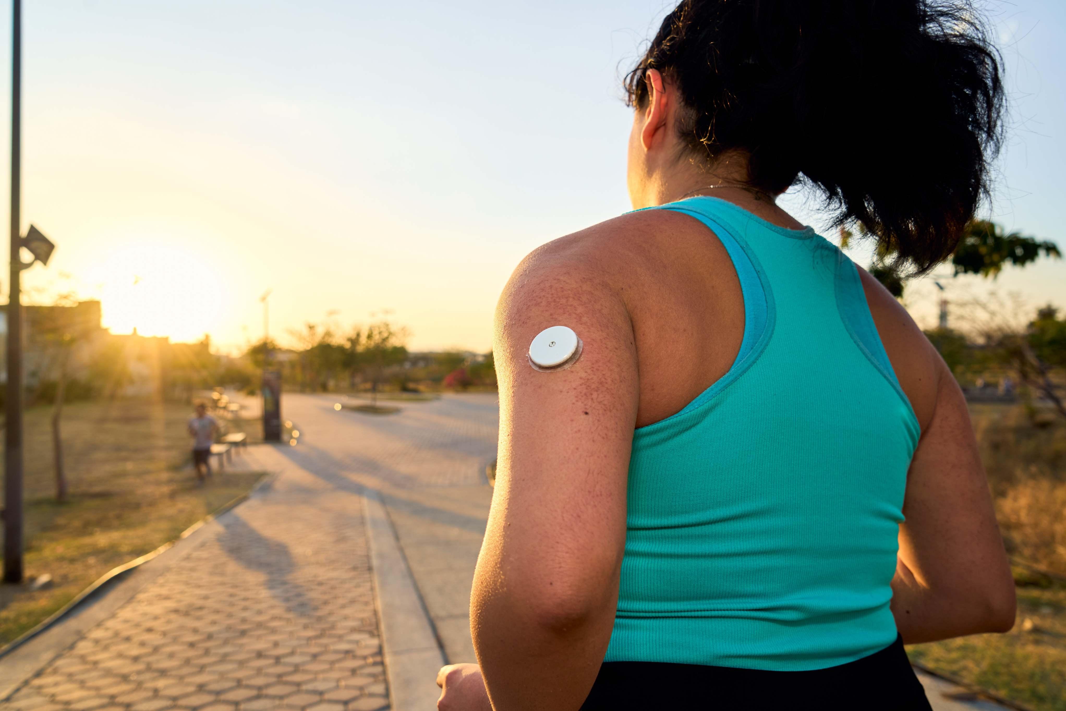 Imagem de uma pessoa diabética correndo para matéria sobre diabetes: como tratar, prevenir e monitorar a doença