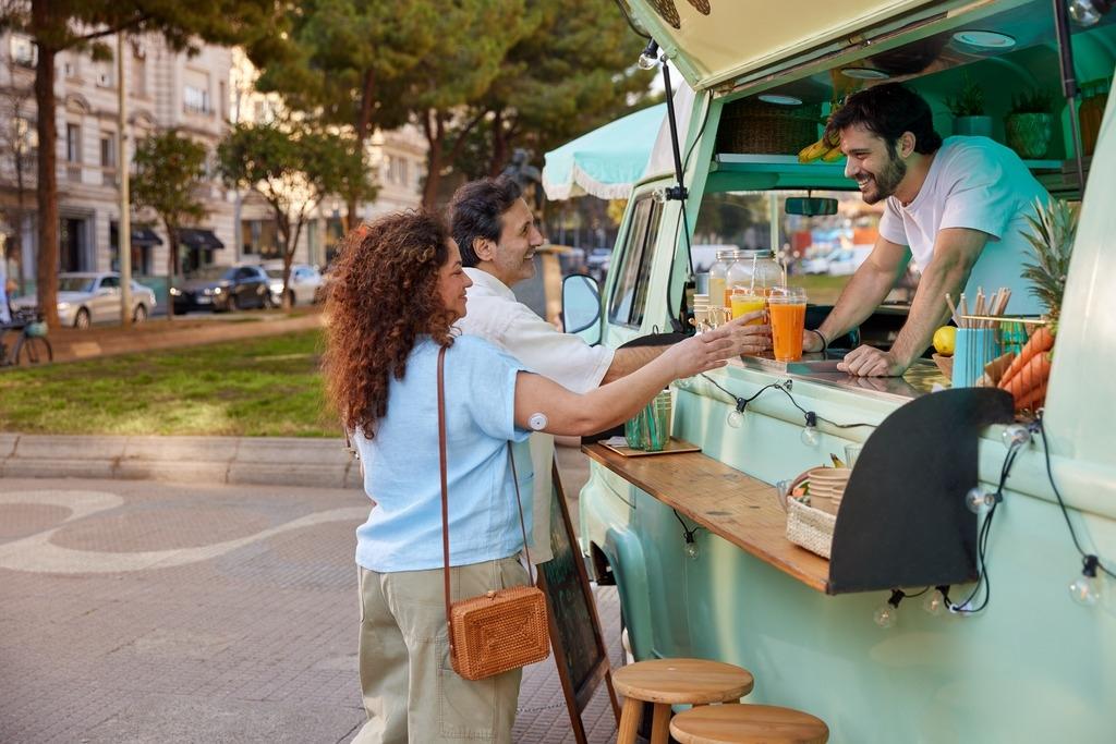 Imagem de uma pessoa diabética comprando um suco para matéria sobre diabetes: como tratar, prevenir e monitorar a doença.
