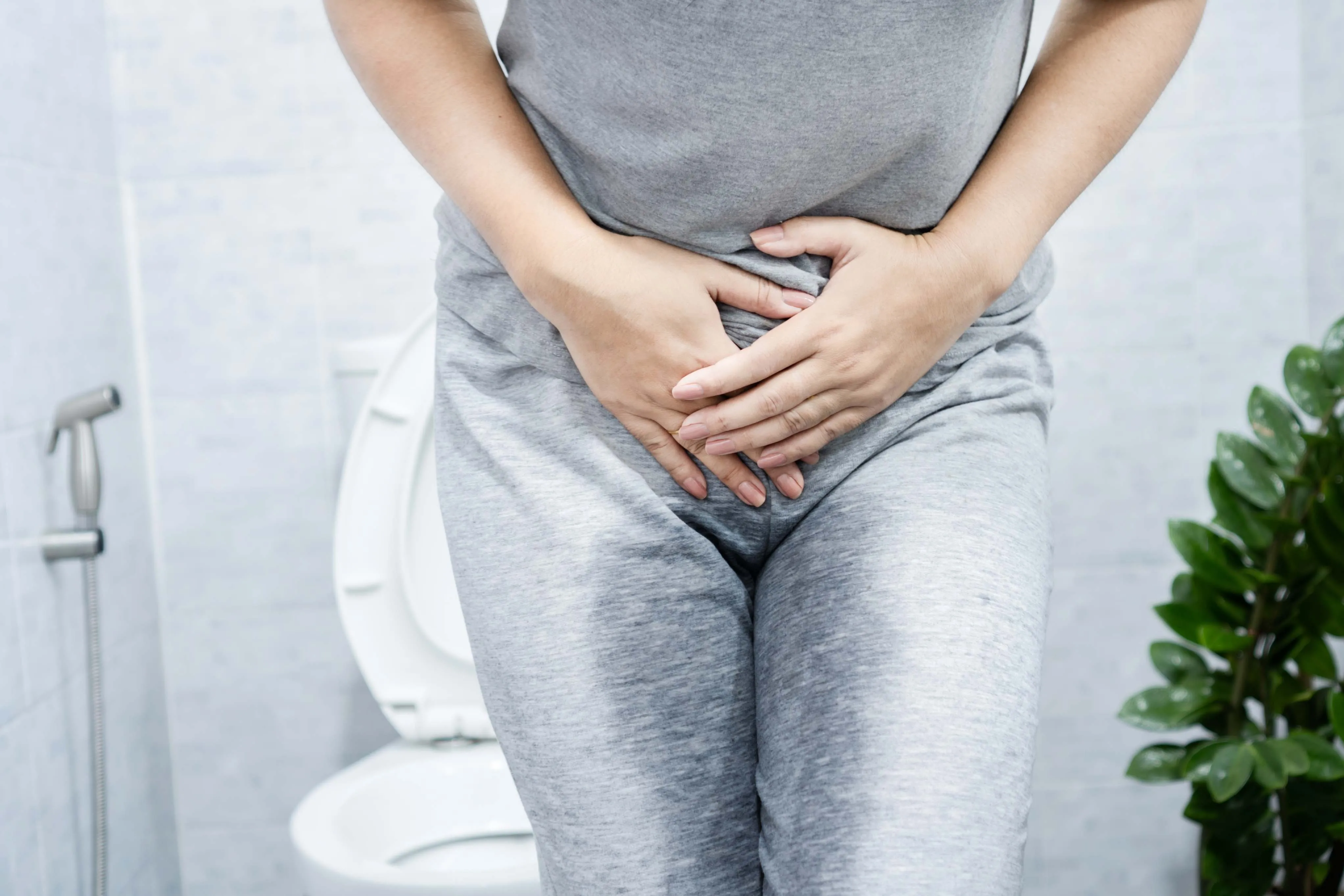 A incontinência urinária como uma condição em que ocorre a perda involuntária de urina.