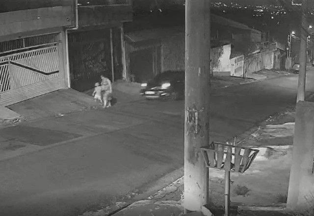 Imagem em preto e branco do carro no momento em que grávida de gêmeos é atropelada em Guarulhos.