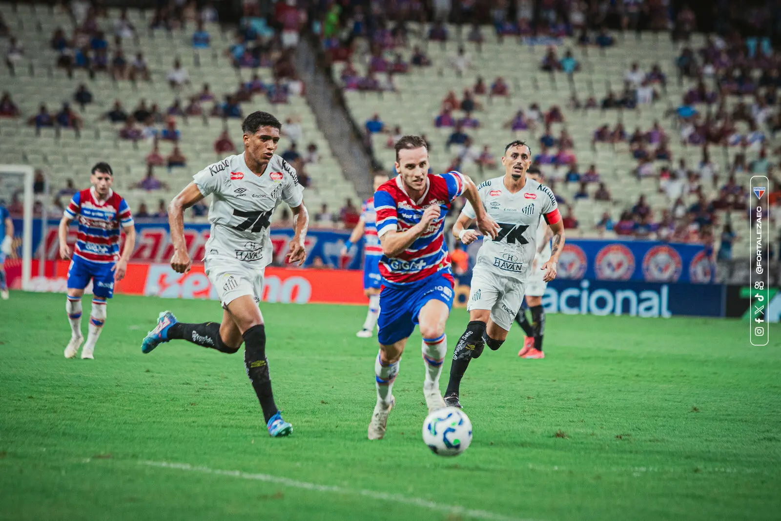 Atletas de Fortaleza e Santos disputam bola