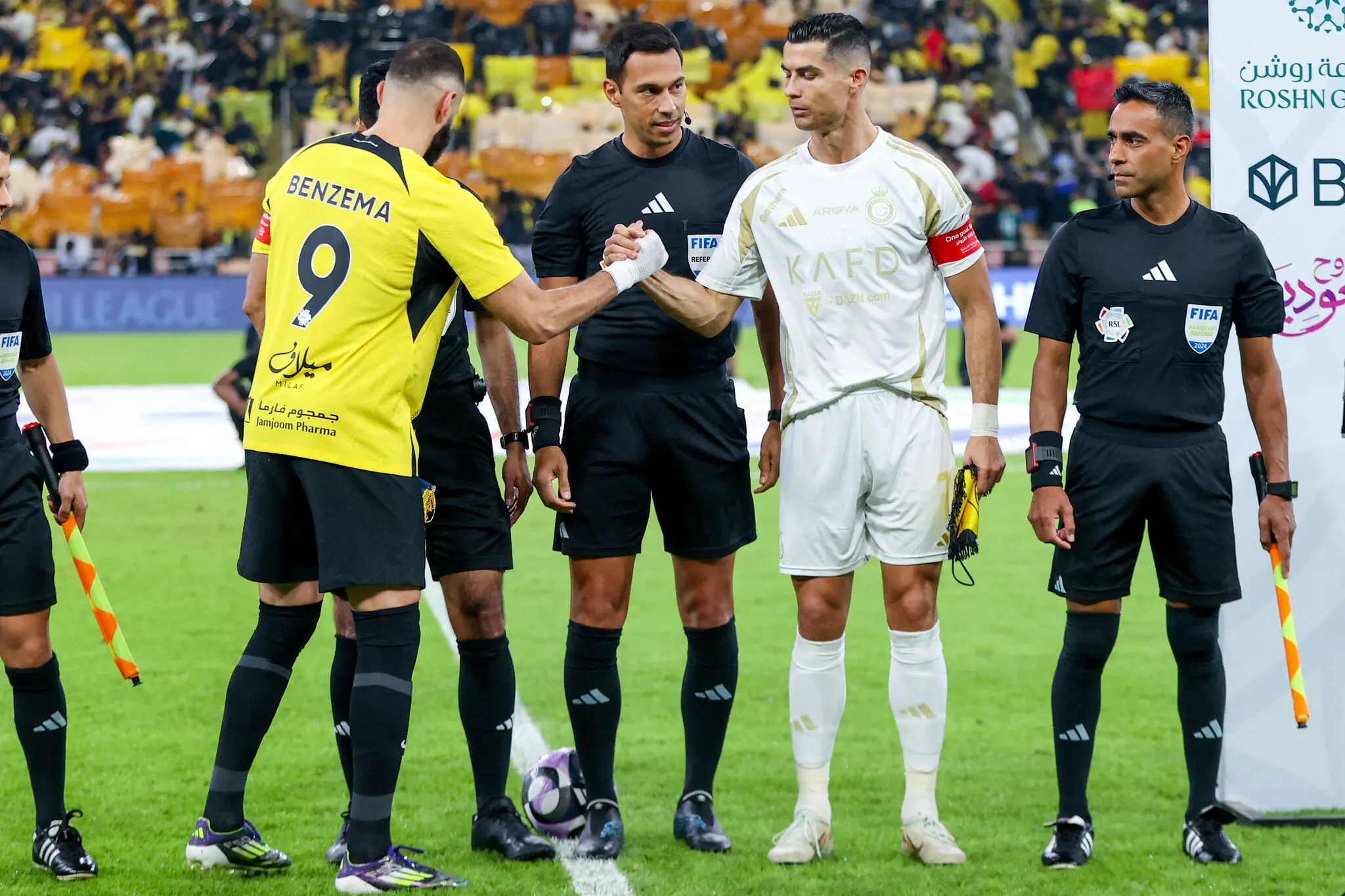 Foto de Cristiano Ronaldo e Benzema, jogadores de Al-Nassr e Al-Ittihad, respectivamente
