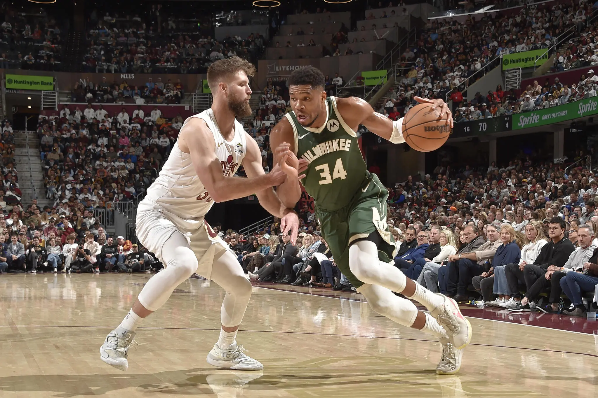 Foto de Giannis Antetokounmpo, jogador do Milwaukee Bucks, durante jogo da NBA