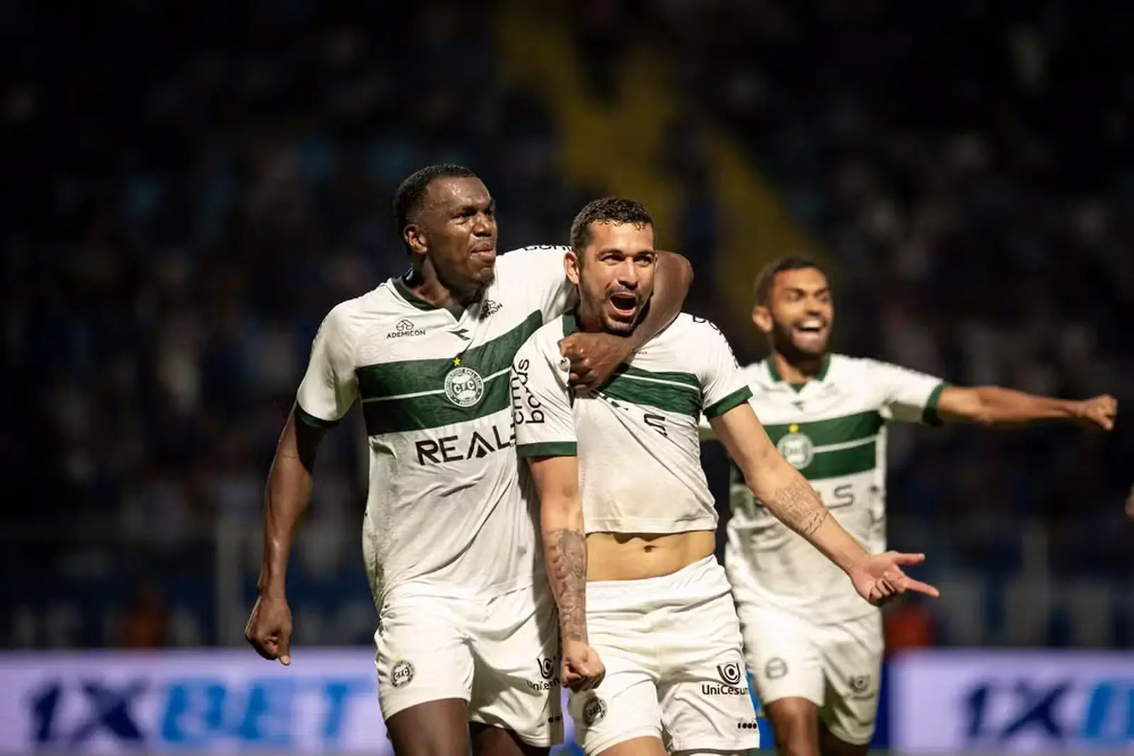 Atletas do Coritiba comemoram gol na Série B