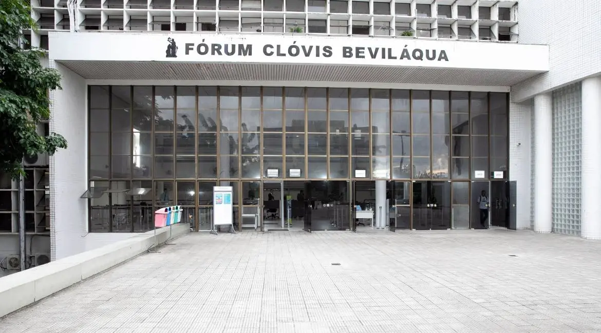 Fórum Clóvis Beviláqua, prédio público em Fortaleza, Ceará, com fachada moderna de vidro e entrada acessível para cidadãos e visitas.