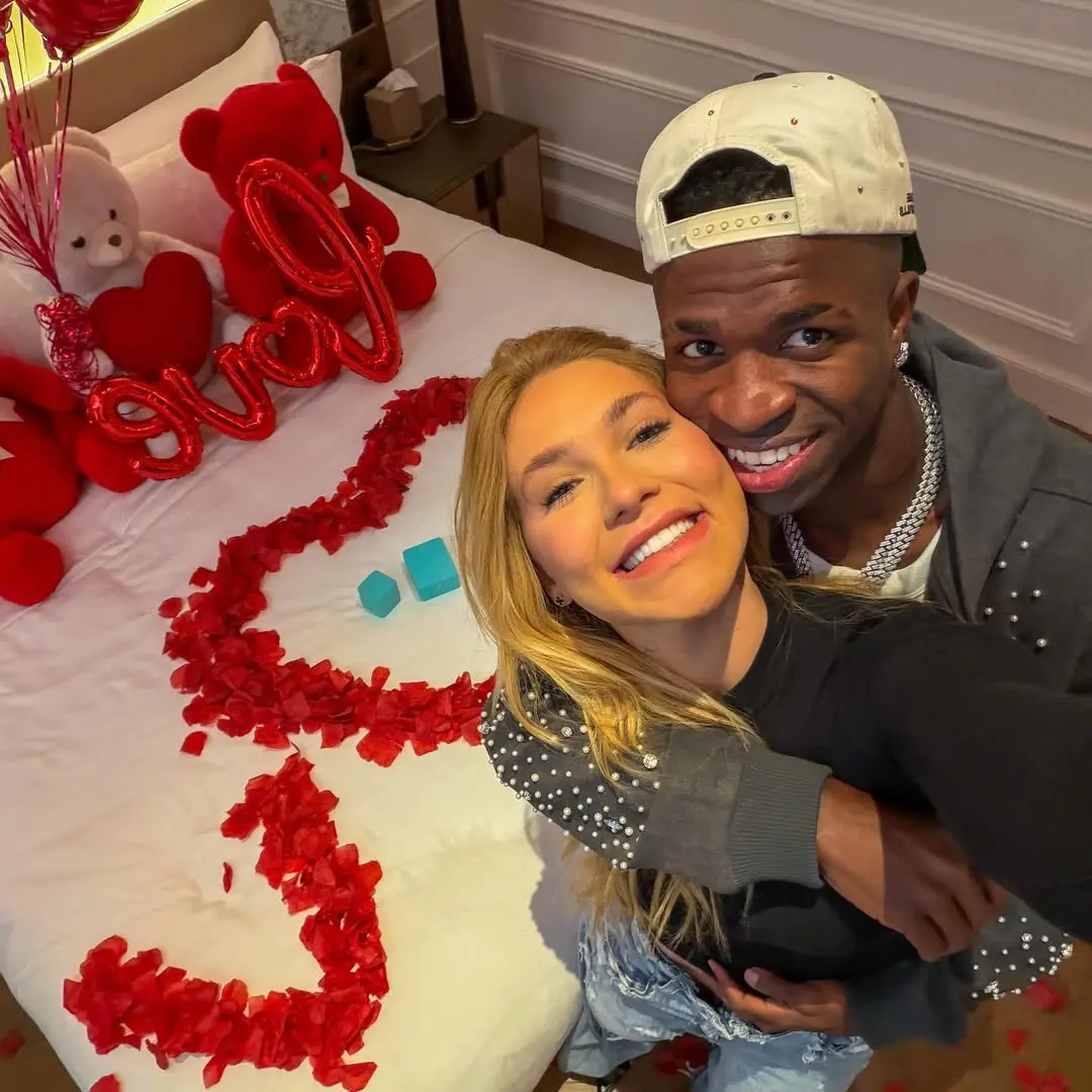 Virginia e Vini Jr em anúncio de namoro nas redes sociais.