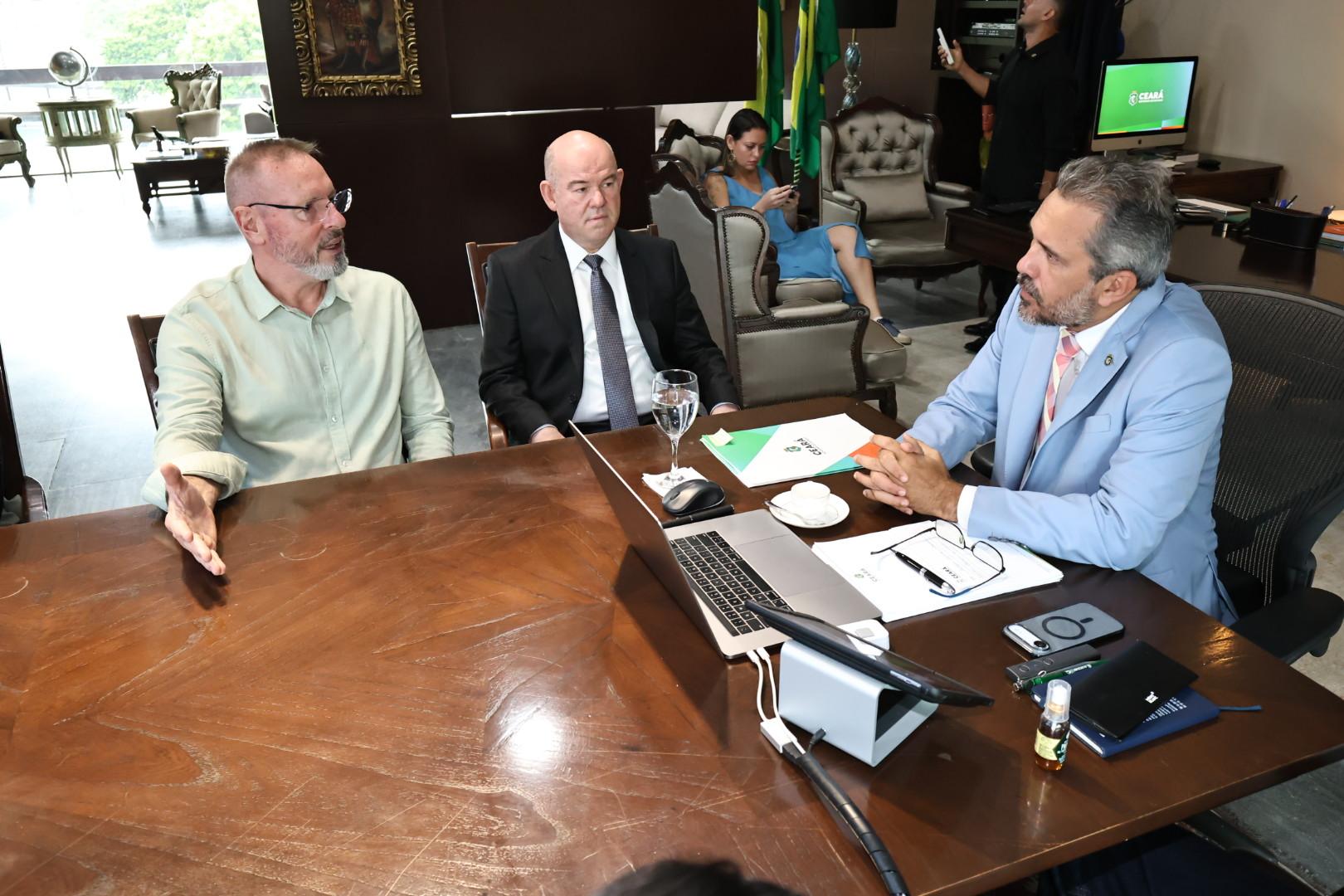 Reunião entre representantes da empresa e o governador, no Palácio da Abolição