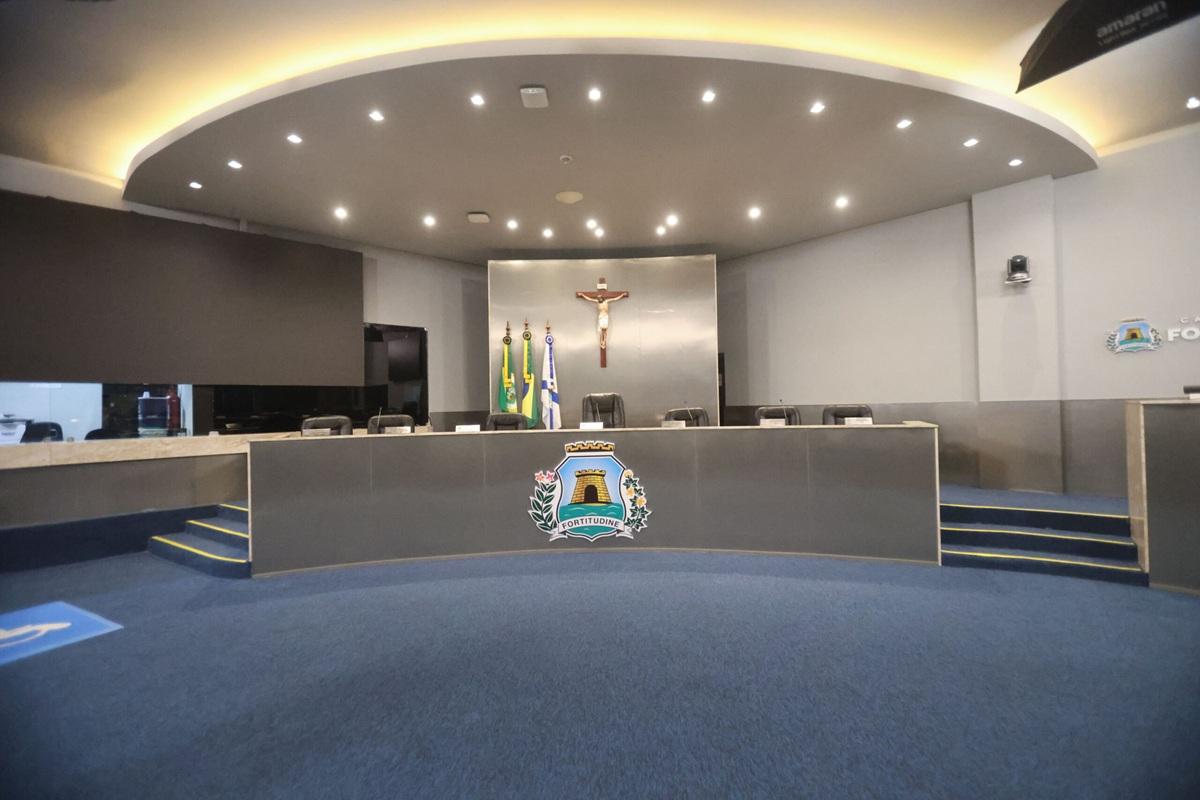 Plenário da Câmara Municipal de Fortaleza vazio.