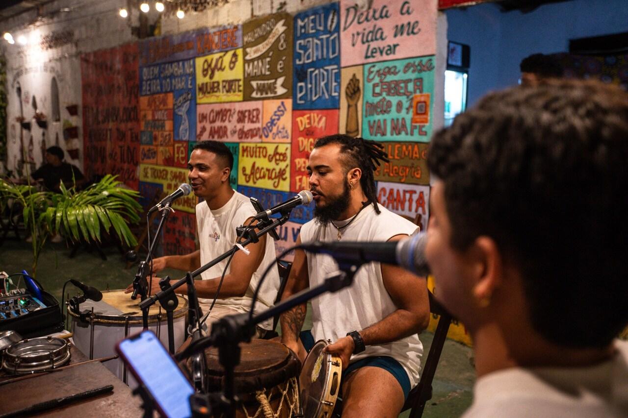 Clássicos do samba compõem o repertório.