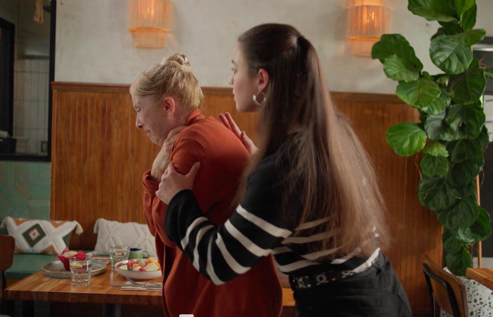 Reconstituição de uma mulher engasgada e de alguém administrando alívio da asfixia.