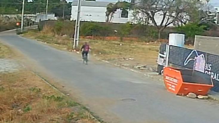 Captura de tela de vídeo que mostra pastor sendo baleado a caminho do trabalho em Sobral.