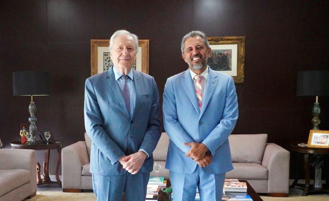 Imagem do ministro da Justiça, Ricardo Lewandowski, ao lado do governador do Ceará Elmano de Freitas, em um encontro nesta terça-feira (28).