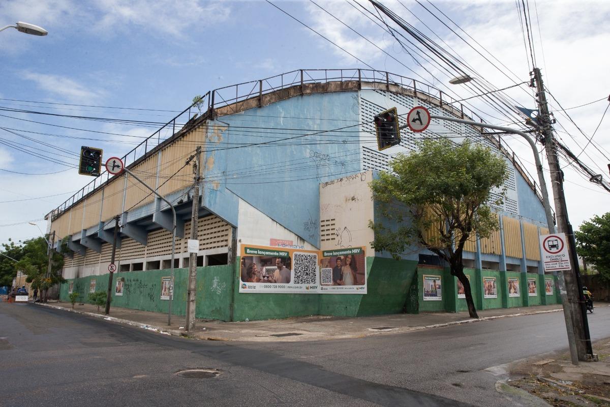 Foto da fachada do prédio do ginásio do Colégio Marista, que dará lugar a prédio residencial.