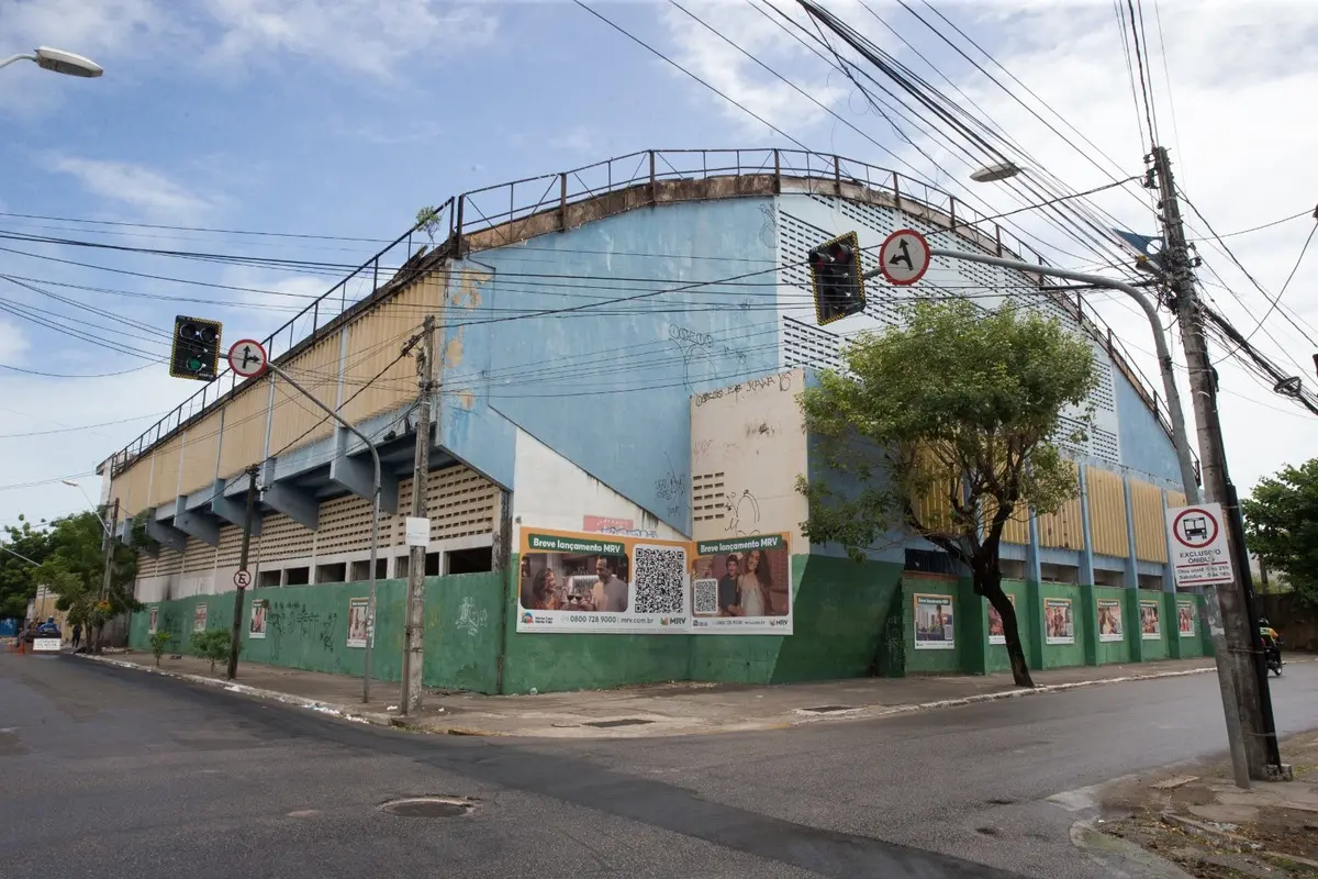 Foto da fachada do prédio do ginásio do Colégio Marista, que dará lugar a prédio residencial.