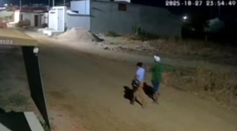 Imagem captada pela câmera de segurança mostrando a mulher andando numa rua com o homem que a matou a facadas em Jaguaruana.