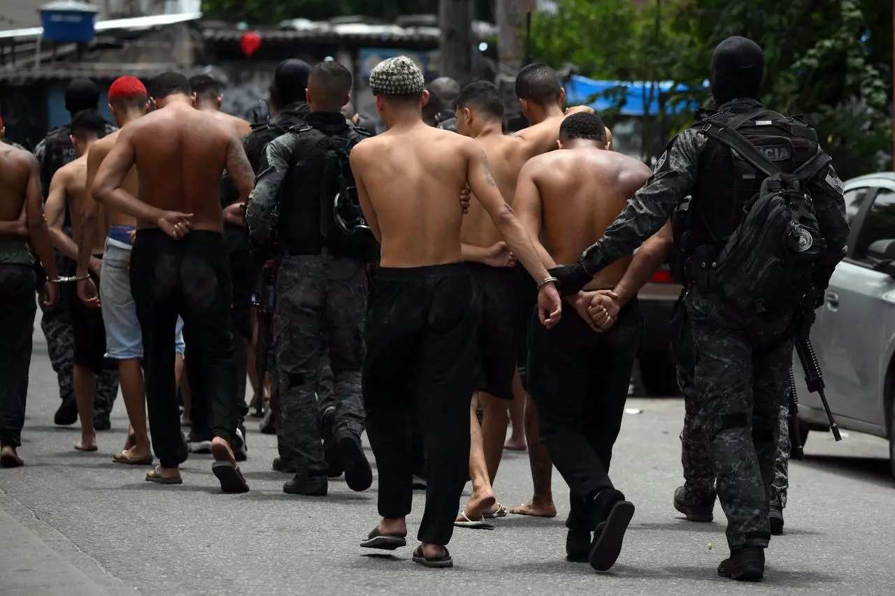 Megaoperacao contra o CV prendem homens no Rio de Janeiro.