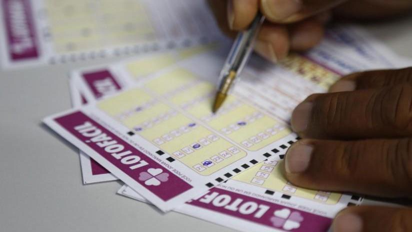 Cartelas do Lotofácil sendo preenchidas.