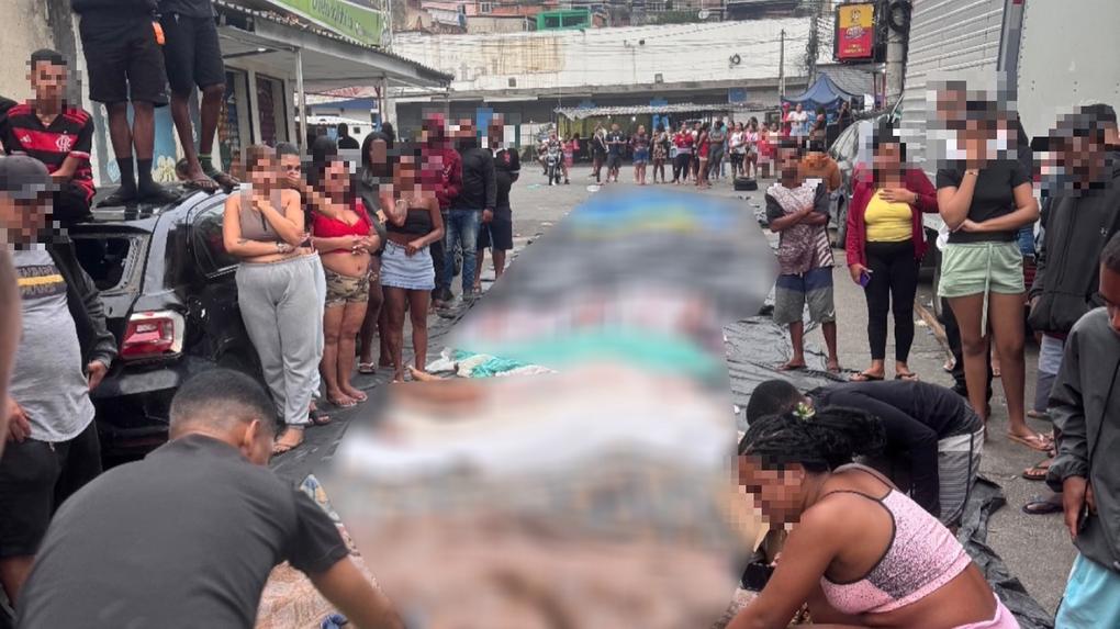 Corpos de mortos na Penha foram colocados enfileirados em via pública para reconhecimento de familiares.