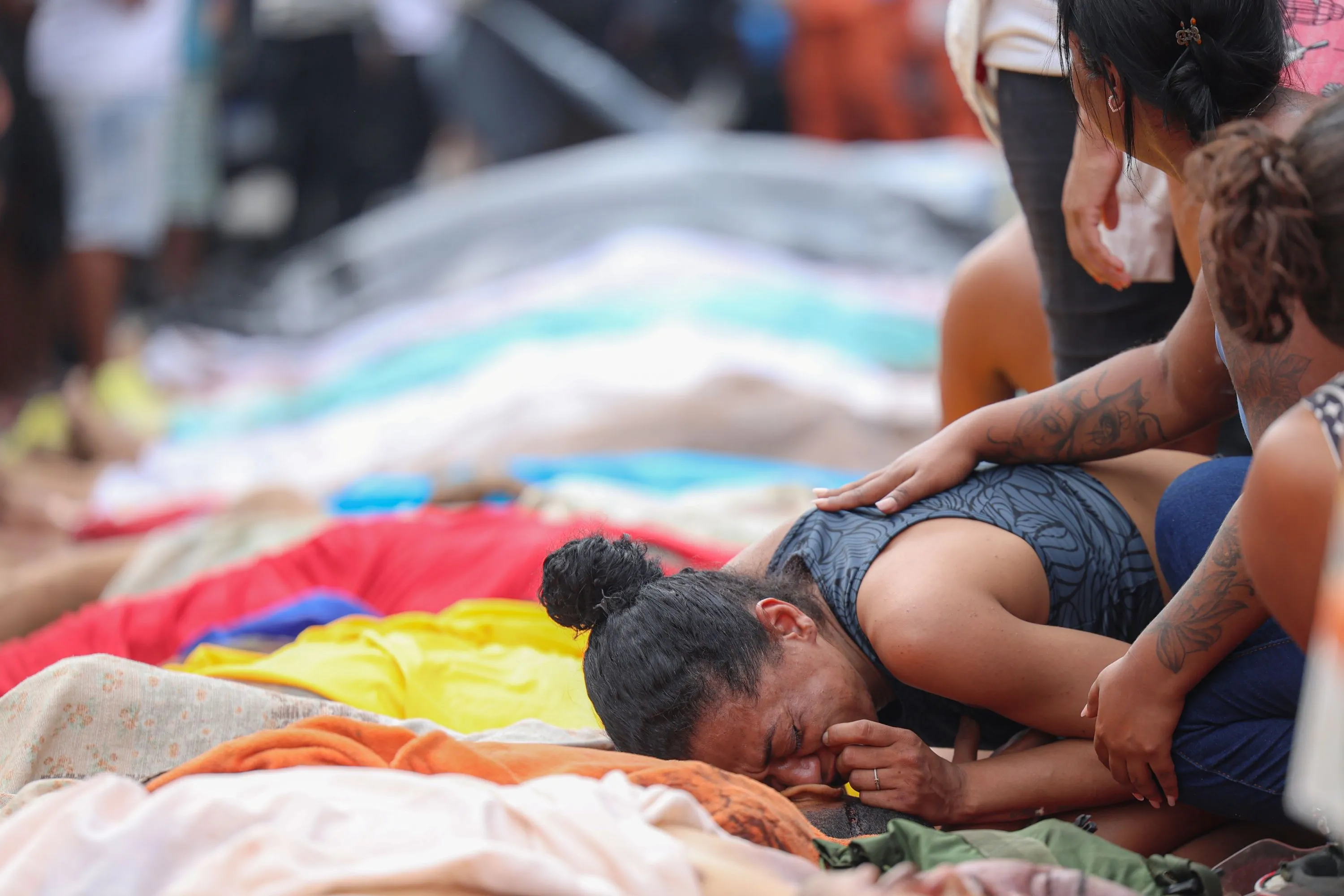 Familiares estão no local para reconhecimento dos corpos.