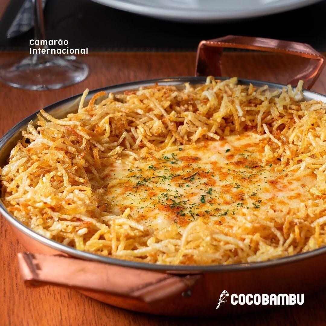 Imagens do prato vendido pelo restaurante Coco Bambu como Camarão Internacional.