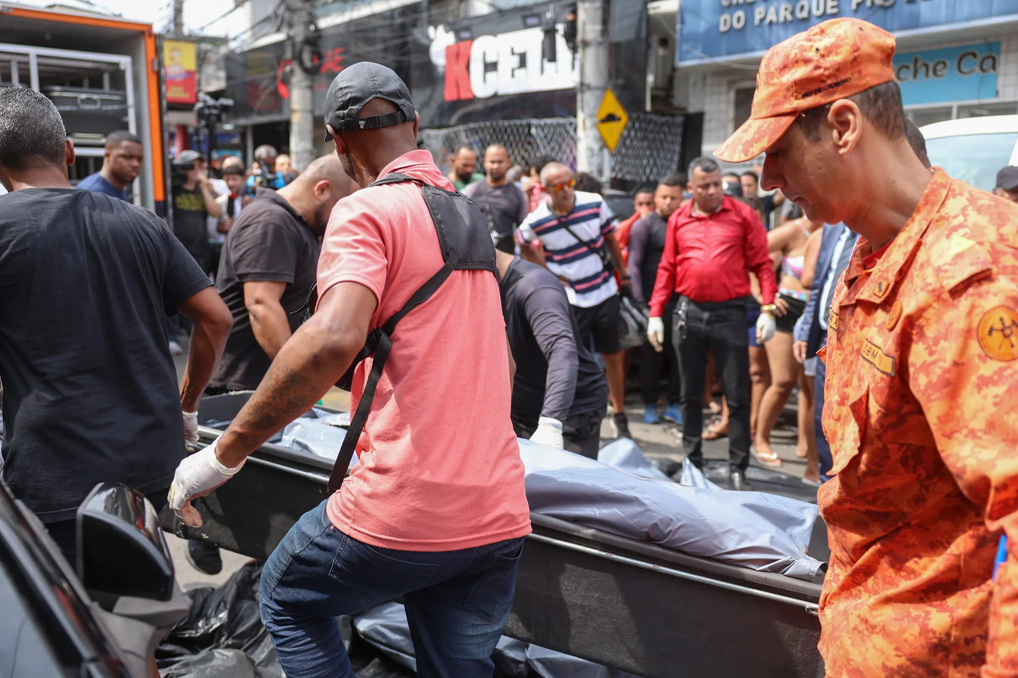 Corpos de Bombeiros retira corpos de homens mortos enfileirados em operação no Rio