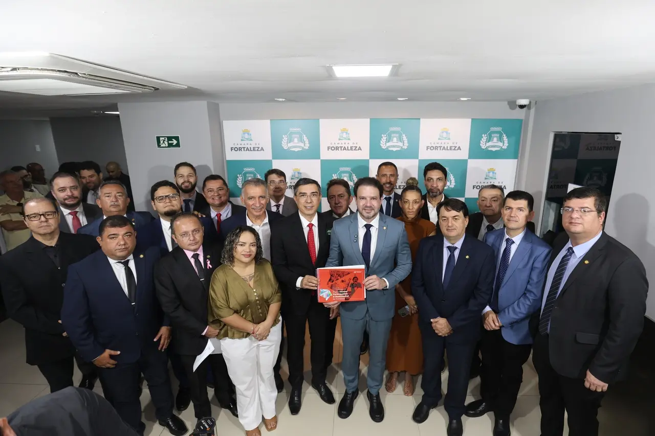 Foto mostra vereadores de Fortaleza recebendo Plano Diretor da Prefeitura na Câmara Municipal.